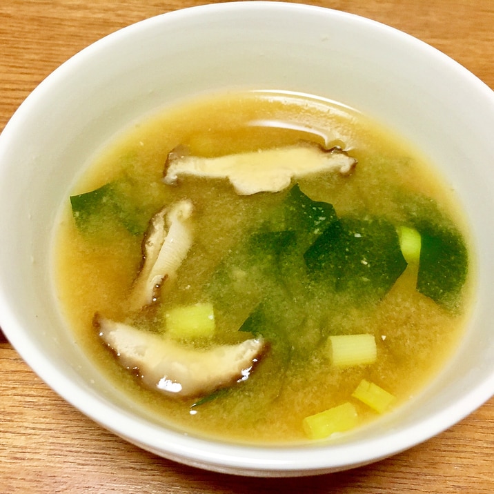 わかめとしいたけの味噌汁 レシピ 作り方 By おこのみっちゃん 楽天レシピ わかめとしいたけの味噌汁 レシピ 作り方 By おこのみっちゃん 楽天レシピ